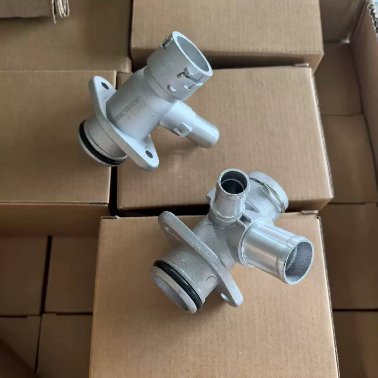 Подходит для Focus Fiesta Yibo 1.0T термостатный разъем водяной бак водяная труба четырехстепенная защелка