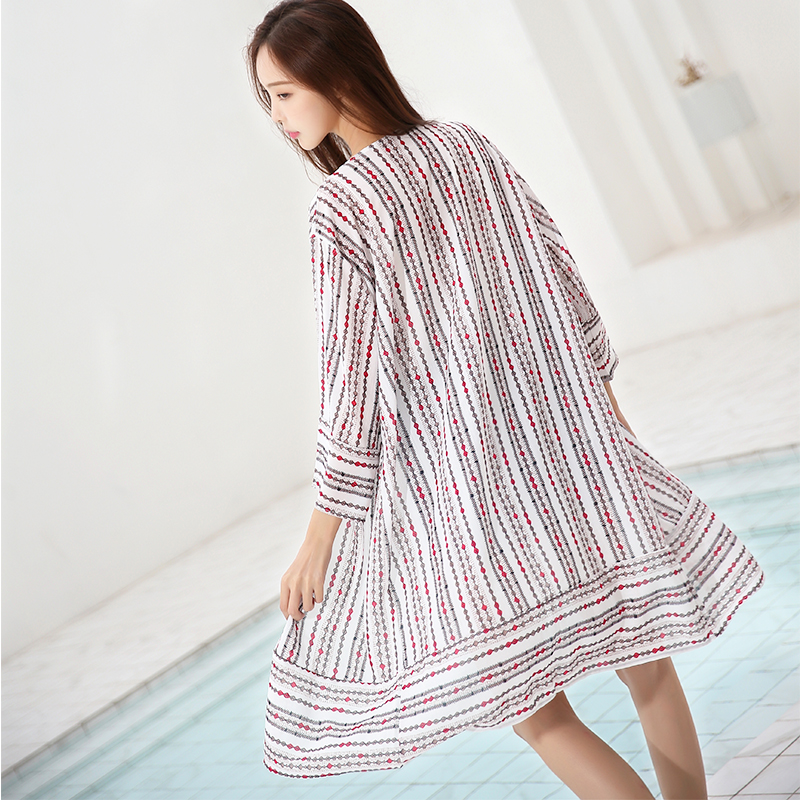 Sunscreen Lady Middle Snow Spinning Beach Costume Swimsuit with a swimsuit on the beach by the beach of the bikini cover