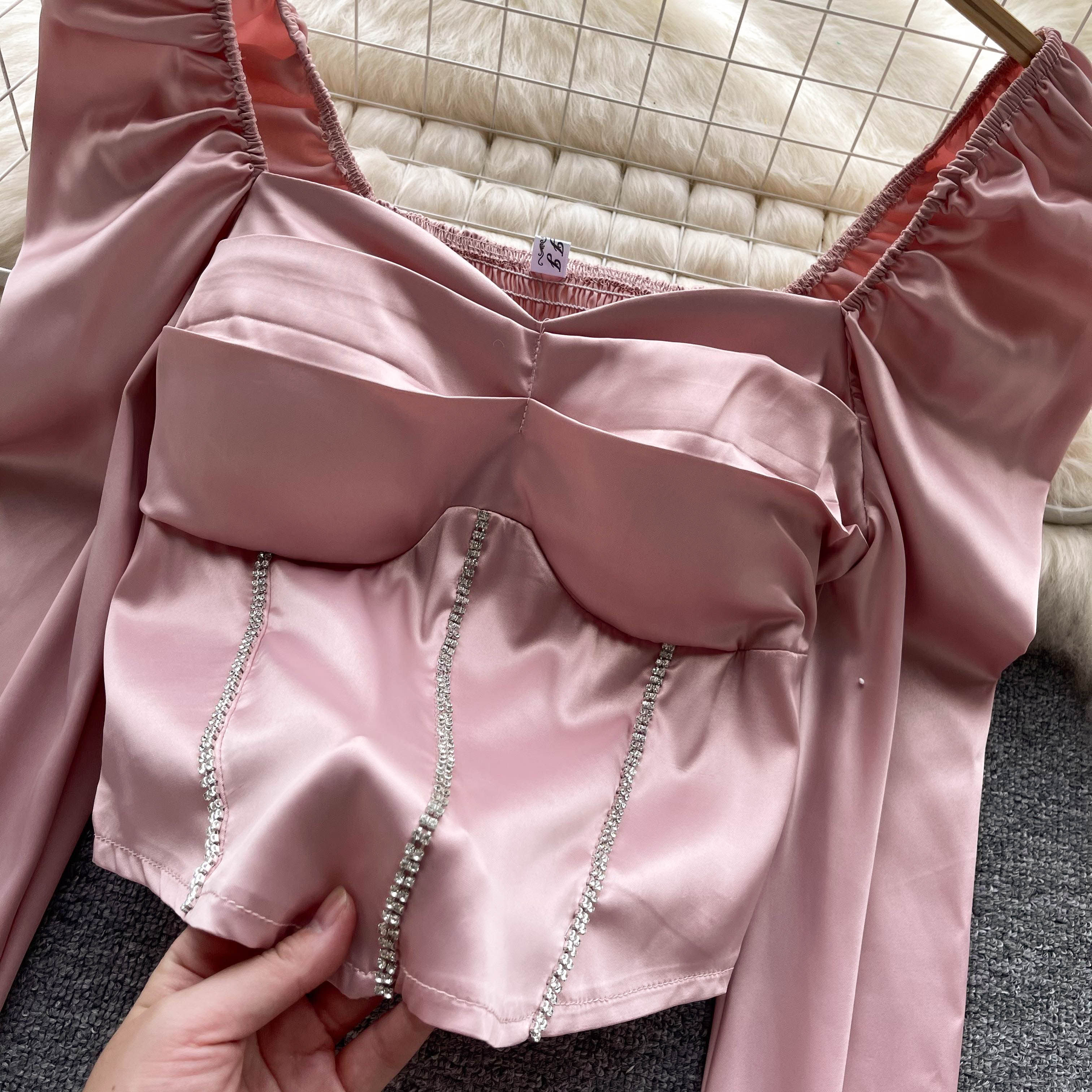 Дизайнерская осенняя рубашка, короткое термобелье, тренд сезона, рукава фонарики, квадратный вырез       