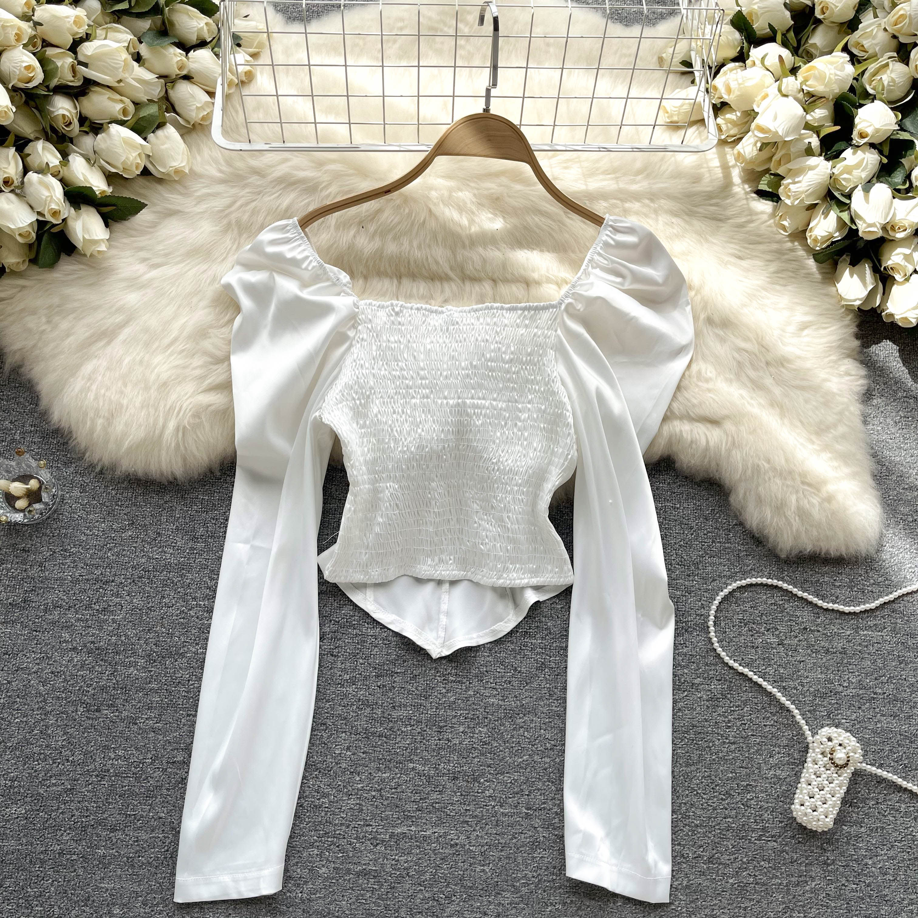 Дизайнерская осенняя рубашка, короткое термобелье, тренд сезона, рукава фонарики, квадратный вырез       