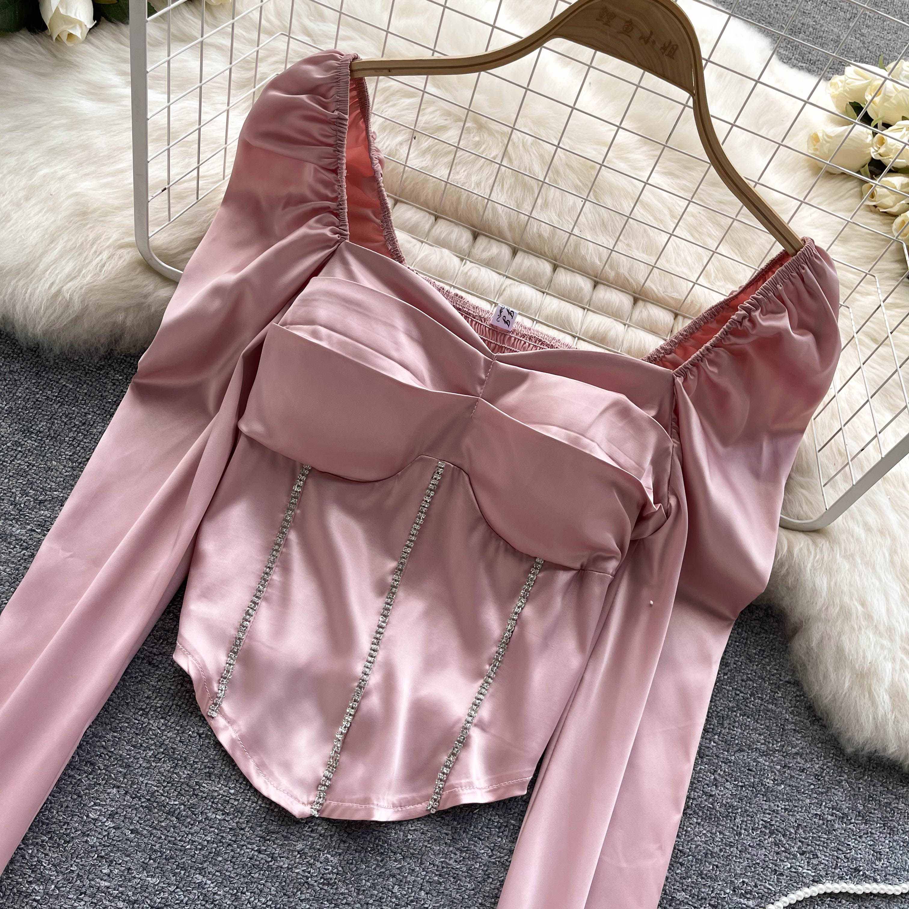 Дизайнерская осенняя рубашка, короткое термобелье, тренд сезона, рукава фонарики, квадратный вырез       