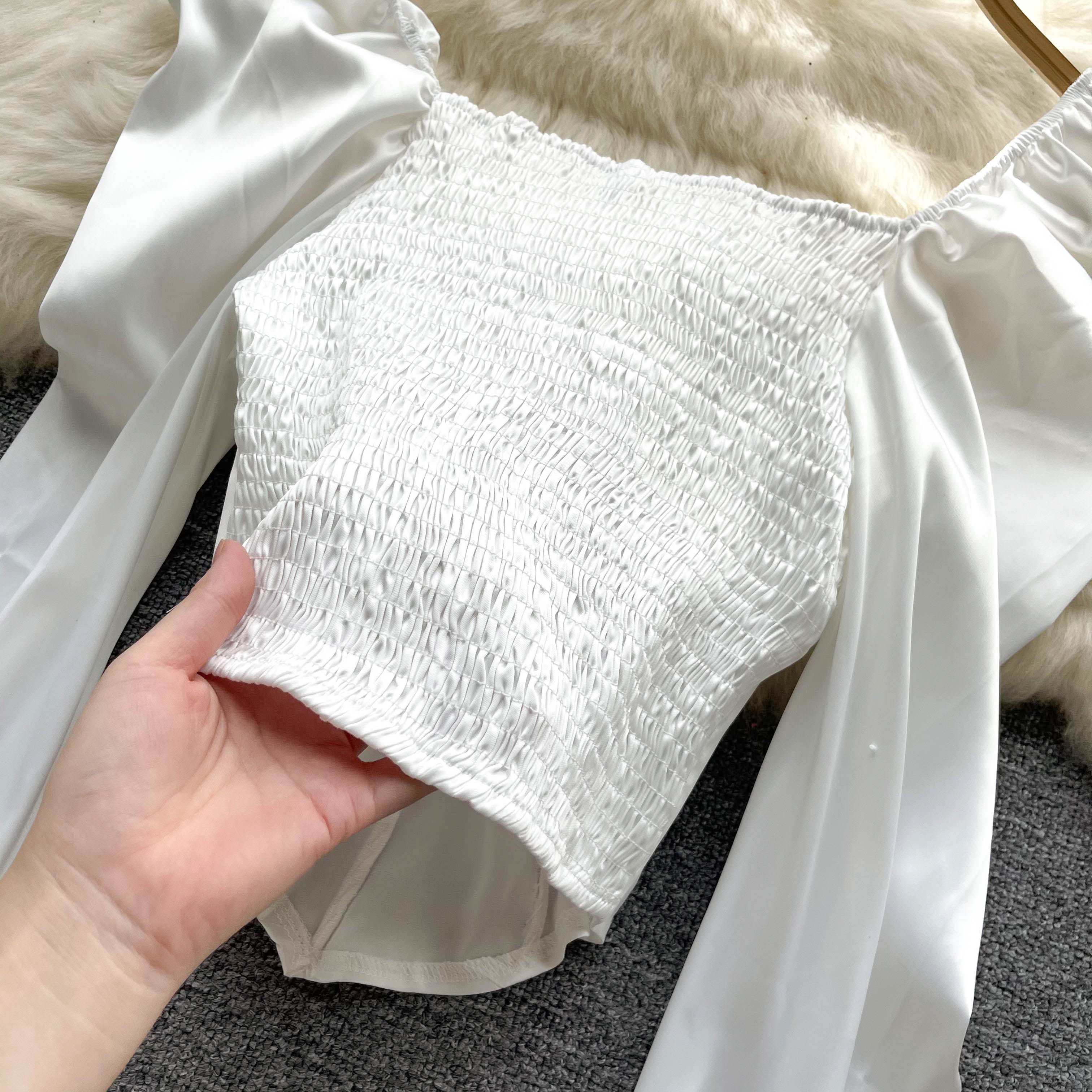 Дизайнерская осенняя рубашка, короткое термобелье, тренд сезона, рукава фонарики, квадратный вырез       