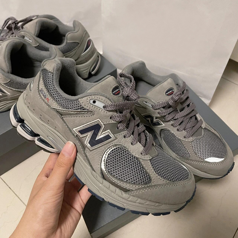Official Genuine Men's Sneakers 2002R Original Gray Women's Shoes 2026 Autumn and Winter Casual Dad Running Shoes a