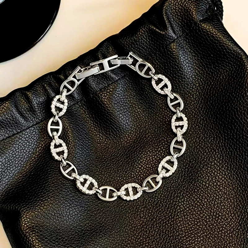 Silver Pig Nose Full Diamond Chain Bracelet for Women, Niche High-End Elegant European and American Style Bracelet, Exquisite and Fashionable Letter Accessory