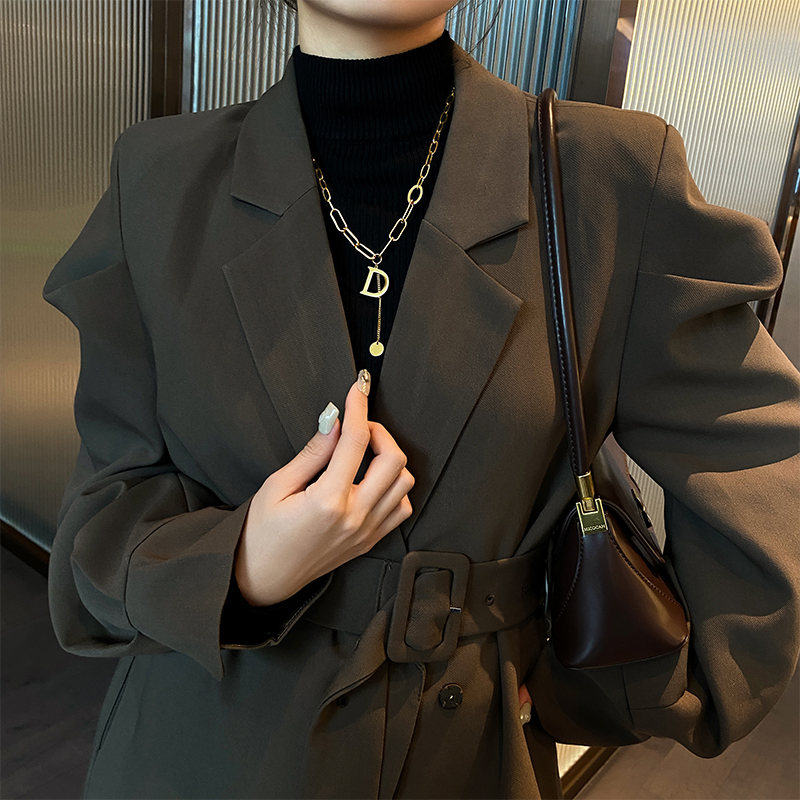 Outleys brand discount store withdraws the locker and picks the letter D pendant sweater chain outlets female accessories