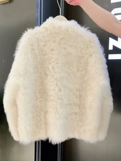 韩系高级感米色牛角扣环保毛毛短外套女2025秋冬新款洋气时尚上衣