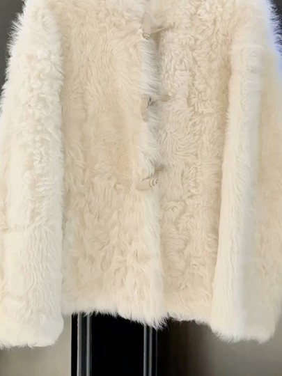 韩系高级感米色牛角扣环保毛毛短外套女2025秋冬新款洋气时尚上衣