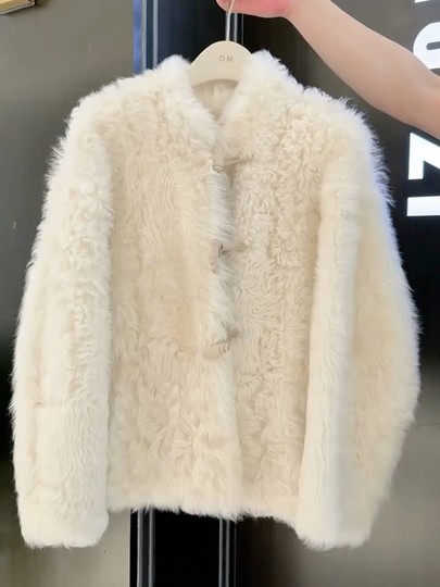 韩系高级感米色牛角扣环保毛毛短外套女2025秋冬新款洋气时尚上衣