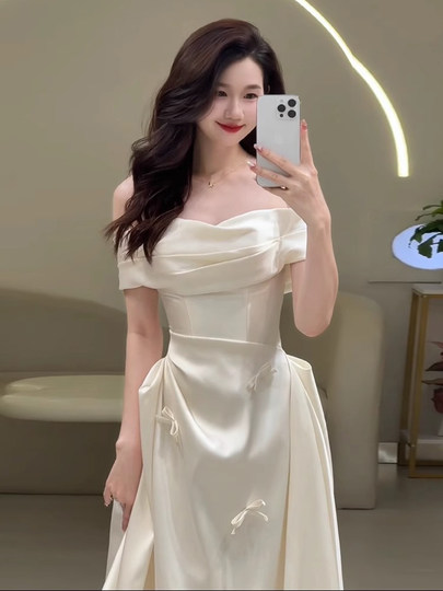 法式缎面一字肩轻婚纱新娘2025新款高级感迎宾出门纱简约订婚礼服