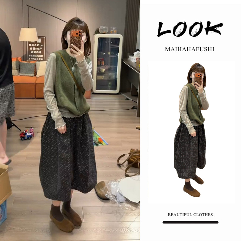 This Year's Popular Outfit Set for Women Is a Fashionable and Lazy Long-Sleeved Knitted Vest and Skirt Three-Piece Set for Autumn This Year's Popular Outfit Set for Women Is a Fashionable and Lazy Long-Sleeved Knitted Vest and Skirt Three-Piece Set for Autumn