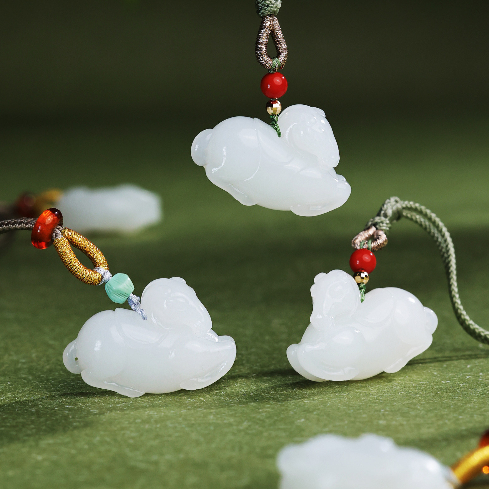 本玉 新疆産和田玉 山水紋 浮き手彫り 根付 天然石 旧家蔵出し 手握り