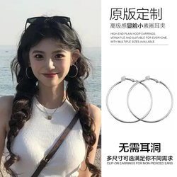 유럽과 미국 귀걸이가 작은 평범한 서클을 보여주는 큰 귀걸이