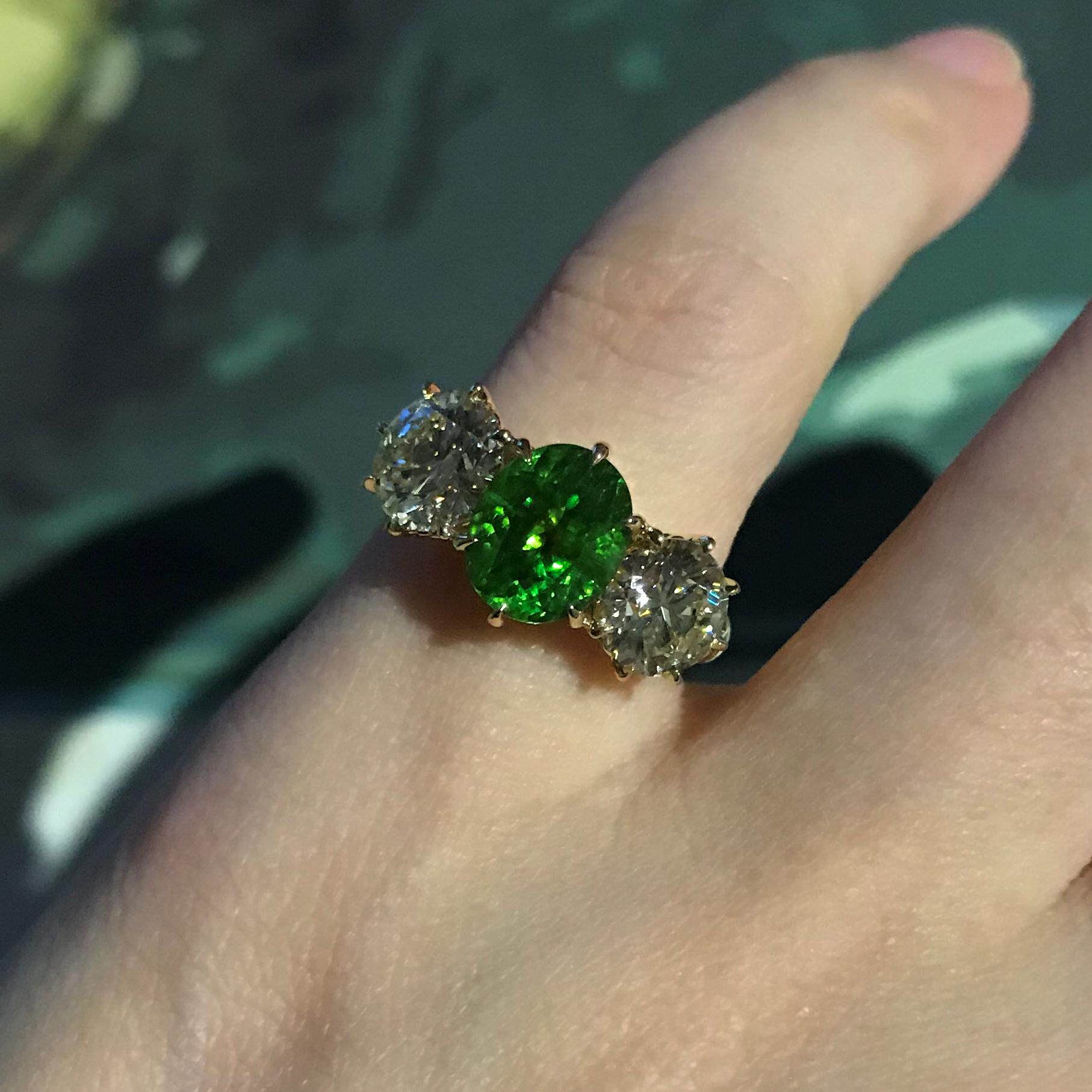 (Withestine Jewelry) Russian Cuidurite bright green Horse-tailed bag body Three-stone diamond 18K gold ring