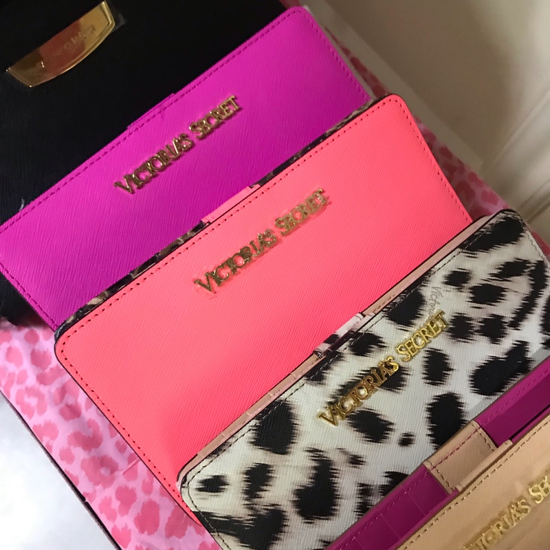 Authentic Victoria's Secret Leather Cross-Grain Snap Button Card Holder Wallet from the Us Store Authentic Victoria's Secret Leather Cross-Grain Snap Button Card Holder Wallet from the Us Store