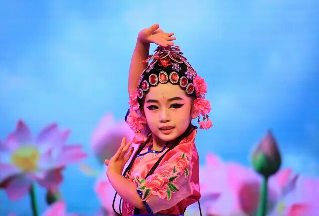 Xiaohuadan Opera Qiaohua Dan trang phục Qinger nở hoa quần áo trẻ em Bắc Kinh Opera Xiaohongniang trang phục trẻ em đồ bé gái