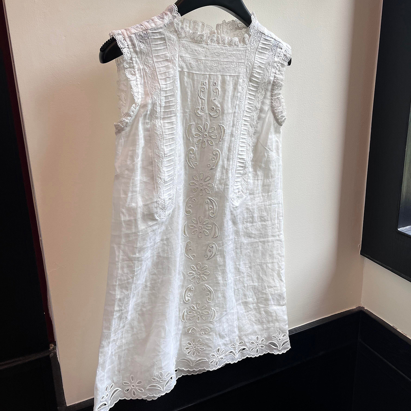 Highly Recommended! White Hollow-Out Embroidered Sleeveless Top for Women, New Summer Style, Versatile and Fashionable Shirt Vest