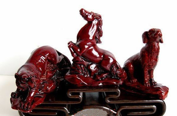 午年生まれの方におすすめの、相性の良い干支である寅、午、戌、そして寅・午・戌の火の組み合わせをモチーフにした樹脂製の置物です。室内装飾、卓上飾り、工芸品などに最適です。