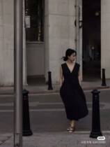 Spot COS black high waist V collar sleeveless dress 098812005 behind the big v collection waist small black skirt