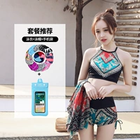 Зеленый купальник, плавательная шапочка, мобильный телефон