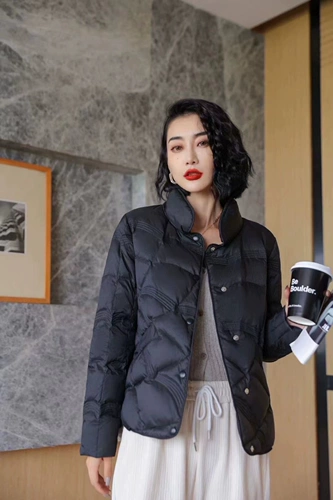 Зимний короткий легкий и тонкий пуховик, удерживающий тепло бархатный вкладыш, куртка, облегающий крой, по фигуре, утиный пух