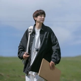 Синяя рубашка, куртка, изысканный стиль