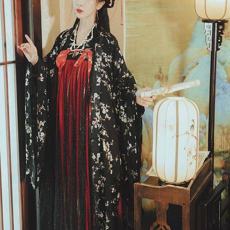 The Jedi Handmaid's Tears are in tears six meters swing with two pieces of Tang-made Qi Chest Jacket Red red ancient Chinese cabbage Set of original