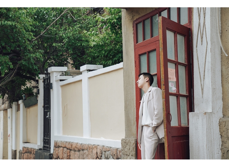 Bộ đồ vest nam mùa thu 2018 khí chất mới màu rắn nhỏ phù hợp với giới trẻ áo vest nam cao cấp