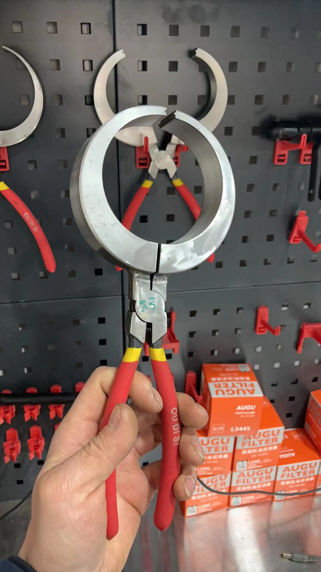 Applicable to the piston mounting clamp for BCCD LSY engine piston mounted piston processing and thickness material 83