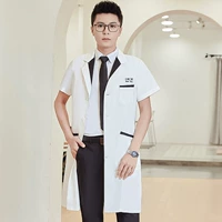 Белые и чернокожие короткие мужчины