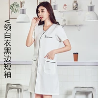 Белое платье с V-образным вырезом, черной окантовкой и короткими рукавами