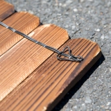 Поврежденный деревянный забор, забор сад сад, цветочный кровать, деревянный забор, забор забора