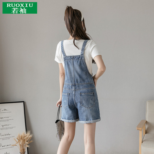 ນຸ່ງເສື້ອສັ້ນ denim suspender ສໍາລັບນັກສຶກສາ 2024 summer jumpsuit ບາດເຈັບແລະມ້ວນ hem scratched denim ຂາກວ້າງຂາສັ້ນສໍາລັບແມ່ຍິງ