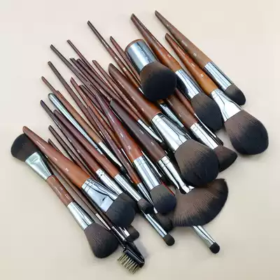 M home makeup brush 260 Eyeliner eyeshadow brush 124 Loose powder brush 174 Concealer brush Blush brush 112 Foundation 106 Makeup brush