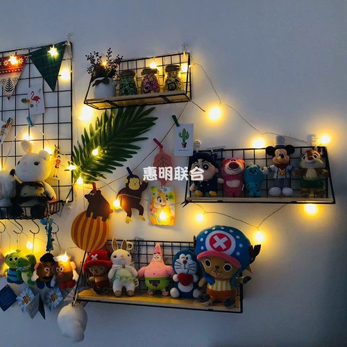 Девушка -сердце кукол на полке сетка красная спальня живая фоновая фоновая фона стена Даосская студенческая общежитие висящая настенная железная сетка