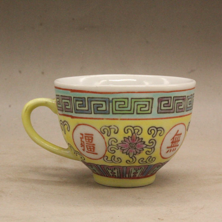 Antique factory goods yellow glaze longevity boundless coffee cup ornaments antique antique antique porcelain ornaments collection