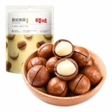 Baicao с ароматизированной гигантской закусочной упаковкой девушка с ореховыми закусками с голодным ночным ужином, полной коробкой, досугом, выбором для еды.