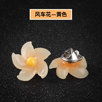 Желтая игрушка «Ветерок»