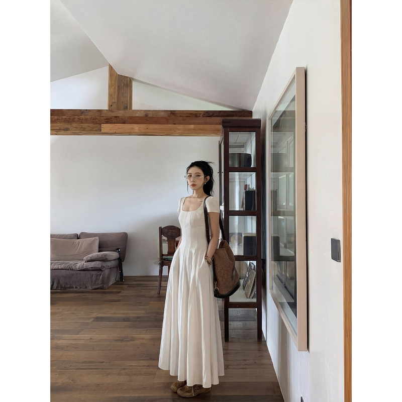 70 Is Not Seventy, Old Money Style Square-Neck Dress with a Lazy and Relaxed Feel, French-Style Waist-Cinching, Elegant Short-Sleeved Long Dress 70 Is Not Seventy, Old Money Style Square-Neck Dress with a Lazy and Relaxed Feel, French-Style Waist-Cinching, Elegant Short-Sleeved Long Dress