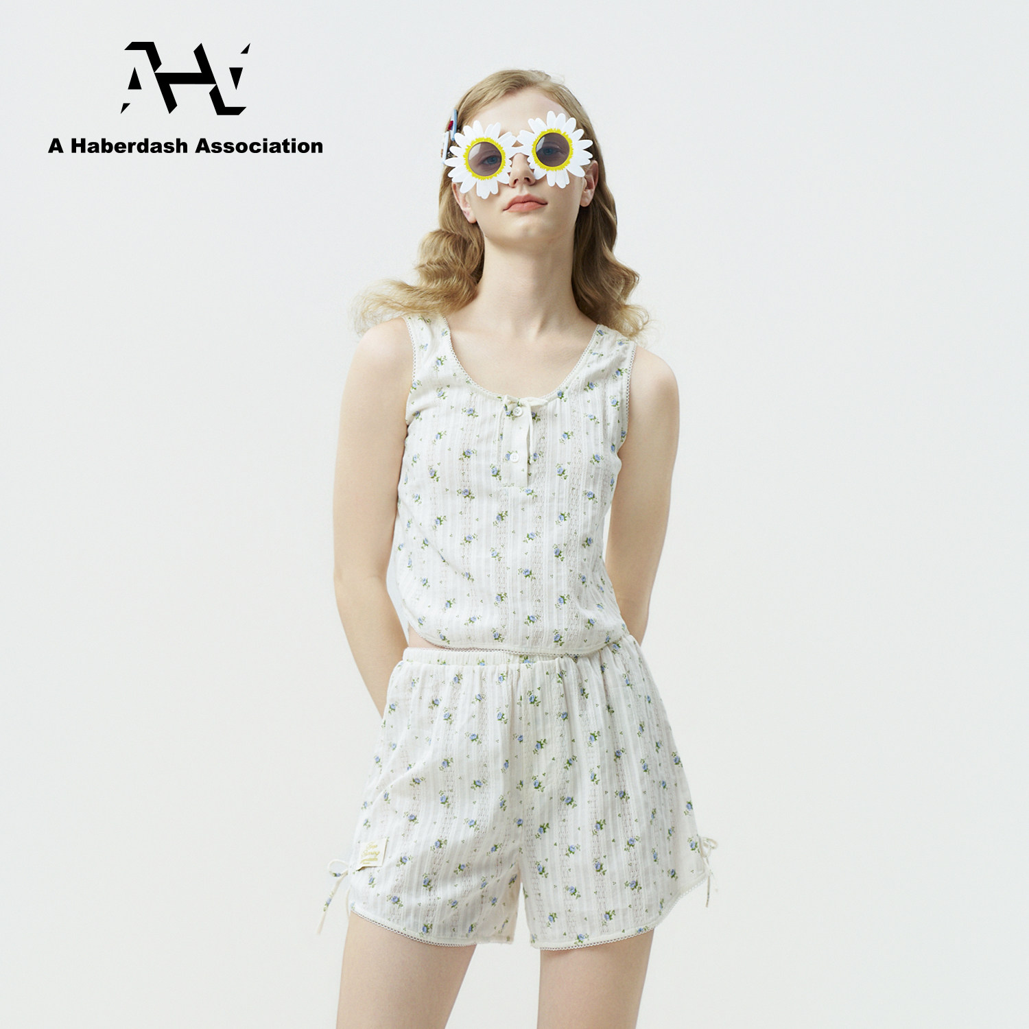 AHA Love &amp; Luxury - [趙露思、徐一陽、薛凱奇] スイートフローラルプリントのカジュアルベストとショートパンツ