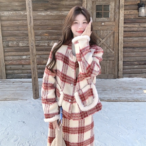 红色羊羔毛格子毛呢套装女秋冬2025新款半身裙两件套小香风爆款图片