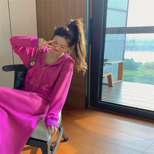 玫红色连帽卫衣背带裙套装女秋季2025新款减龄洋气连衣裙两件套图片