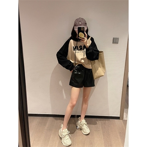 撞色字母涂鸦连帽卫衣女2022早秋新款韩版宽松慵懒风长袖短款上衣图片