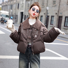 潮羽绒服女款2025新款冬季白鸭绒蛋白皮拼接仿羊羔毛绒领小香风外套，女装羽绒服，意芙