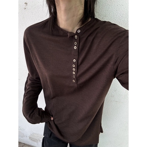 C316 T8365 P48 秋冬新款打底衫时尚百搭咖啡色纽扣不规则设计图片