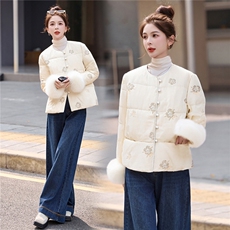 现货。2025年潮冬季真狐狸毛重工刺绣钉珠短款新中式羽绒服新款，女装羽绒服，艾仟回(原伊仟回)