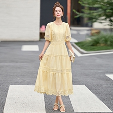 2025年夏季新款优雅蕾丝花边拼接中长款连衣裙女绝美今年流行爆款，女装连衣裙，美沁
