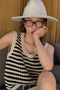 时尚女士纯棉条纹镂空背心 舒适透气显瘦设计 适合夏季穿搭图片