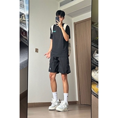 黑色
