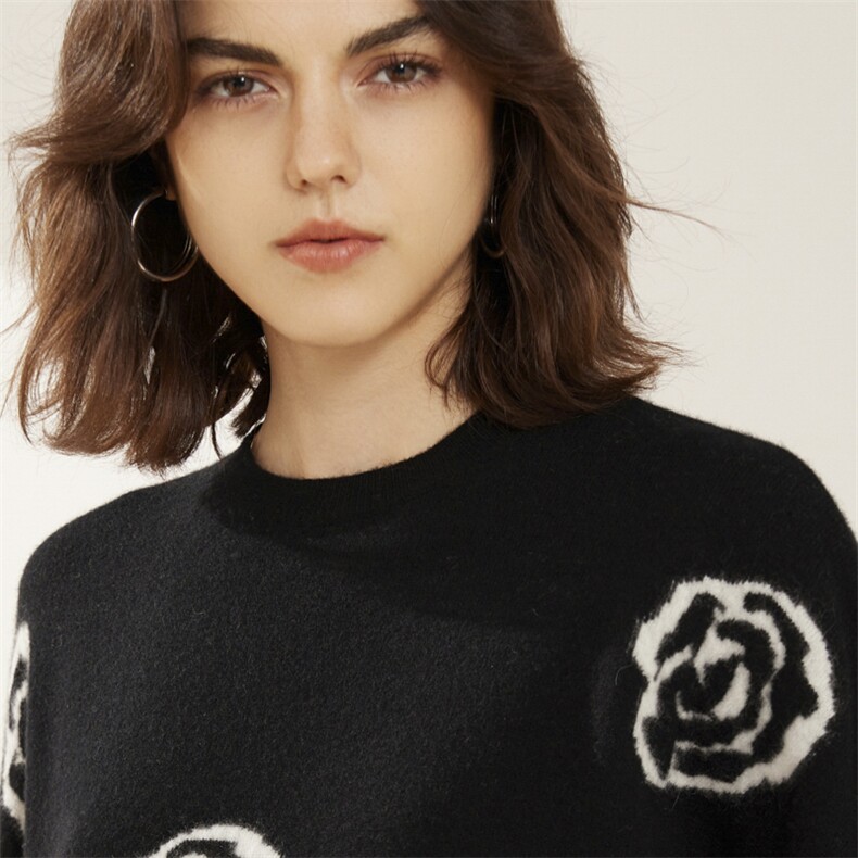 2024秋季新款圆领刺绣羊绒衫宽松舒适，女装羊绒衫，戎美山