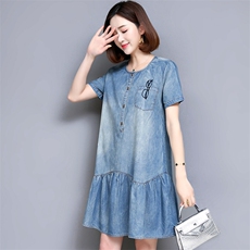 2025年夏季牛仔绣花短袖中长款文艺显瘦纯色连衣裙休闲时尚潮流，女装连衣裙，风姿绰